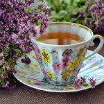 Bere tisane: benefici per l’intestino e le scelte più efficaci per migliorare digestione e sgonfiore