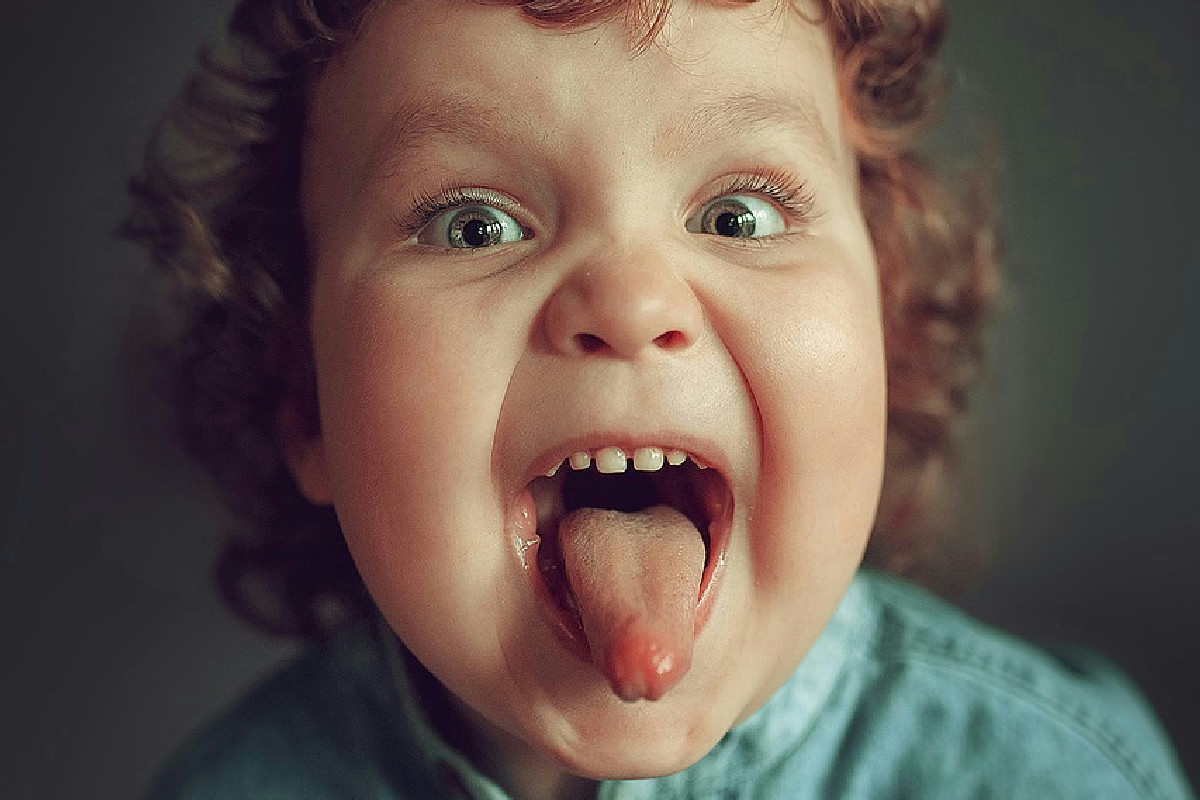 L’orientamento della lingua influenza l’allineamento corporeo e la stabilità fisica totale