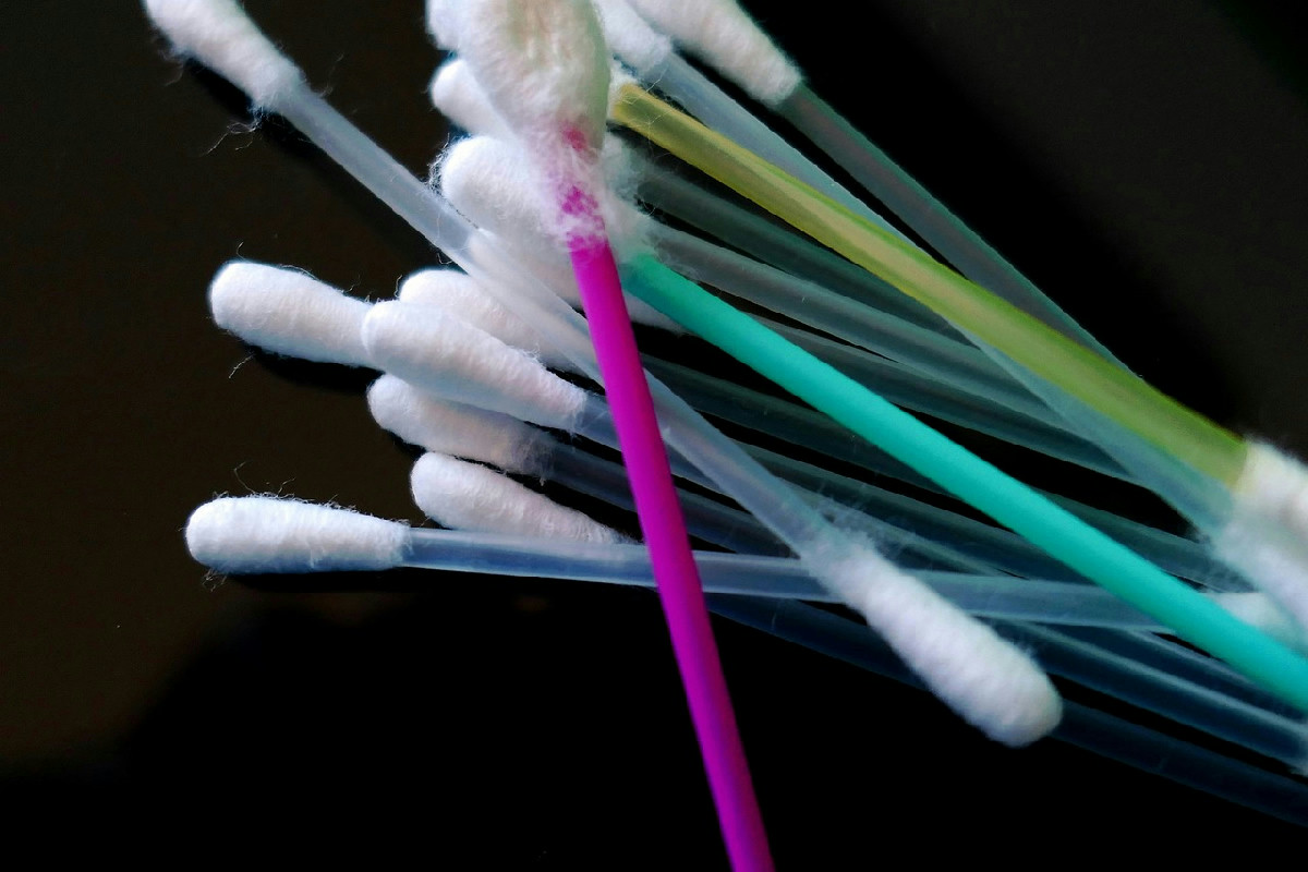 I rischi comuni nella cura quotidiana delle orecchie e i consigli per evitarli in modo efficace