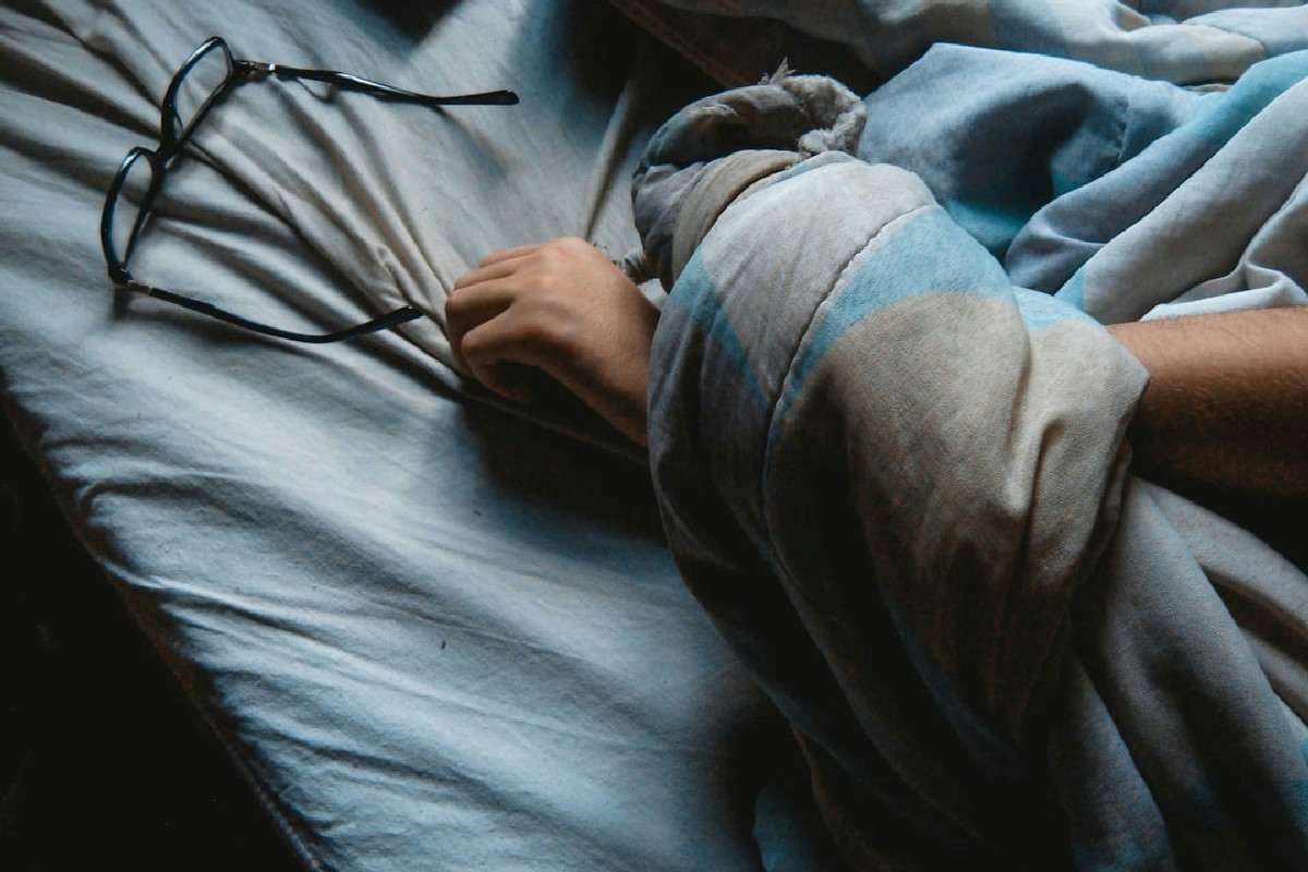 I ritmi del sonno dopo i 65 anni cambiano: quando la riduzione non indica un problema reale